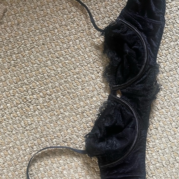 out from under urban outfitters black lace balconette bra Sz small - Picture 2 of 8